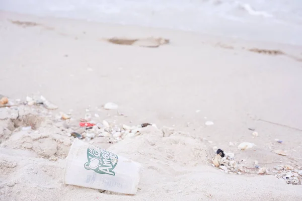 Lixo Lixo Deixado Areia Praia Suja Plástico Vidro Lixo Redução — Fotografia de Stock