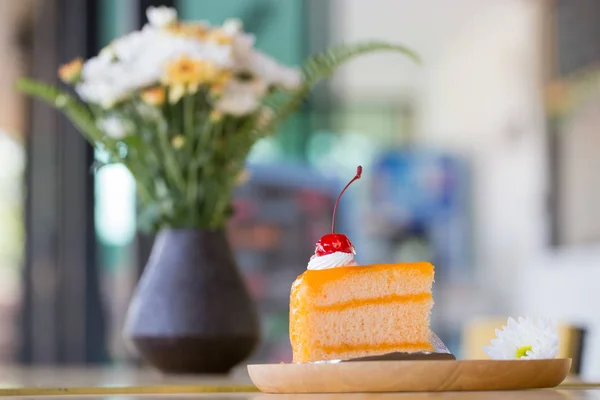 Morceau Gâteau Orange Cerise Rouge Avec Crème Fouettée Fleur Blanche — Photo