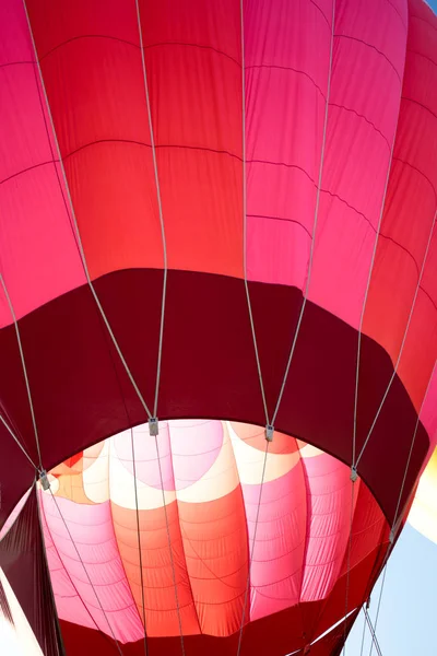 Kleurrijke Luchtballon Ballon Van Brand Blauwe Hemel Tijdens Dag — Stockfoto