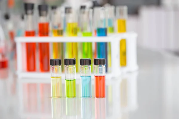 Χημικοί Σωλήνες Που Ανάπτυξη Και Φαρμακείο Στο Εργαστήριο Πράσινο Bokeh — Φωτογραφία Αρχείου