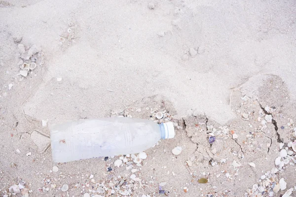 Spazzatura Spazzatura Lasciata Sulla Sabbia Spiaggia Sporca Plastica Vetro Paglia — Foto Stock