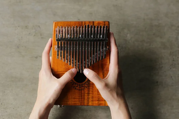 Kalimba veya mbira Bir Afrika müzik aletidir. Zimbabve Shona halkı için geleneksel. Kalimba metal ile ahşap tahta yapılmış, ellerde oynamak ve başparmak ile çatal koparma