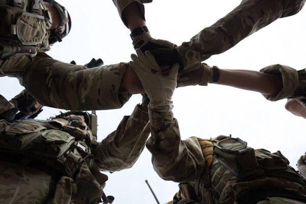 Вторая мировая война, более тревожная сцена Антанты, союзников и Оси. Сцена и оружие во Второй мировой войне. Солдат рука об руку, как сила и мир