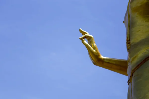 仏教における仏教の尊重のための片手で黄金の仏像立っている アジアの宗教 — ストック写真