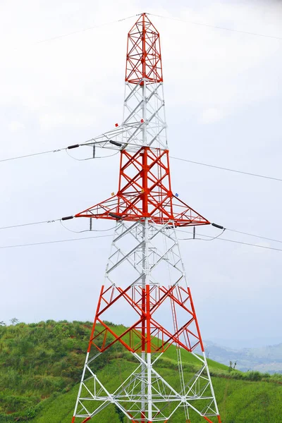 赤と白の鋼の電柱 国のケーブル付き電子線極駅 — ストック写真