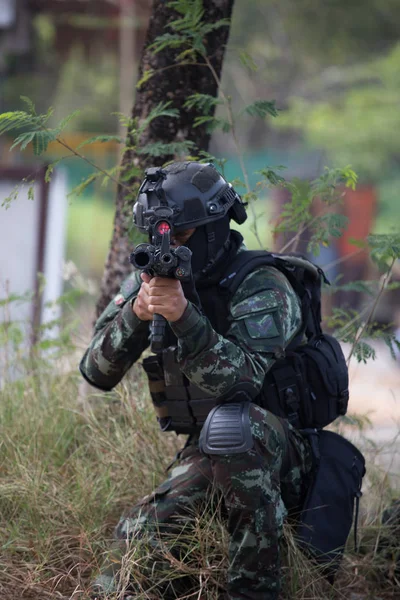 Tentara Berseragam Lengkap Dengan Senapan Mesin Dan Lengan Bersiap Siap — Stok Foto