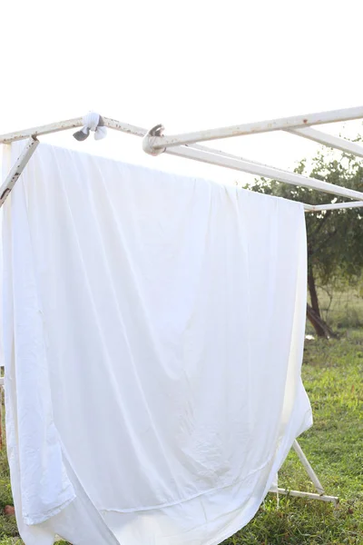 Beyaz Battaniyeler Beyaz Havlular Iyice Yıkanır Temizlenir Sonra Bina Dışında — Stok fotoğraf
