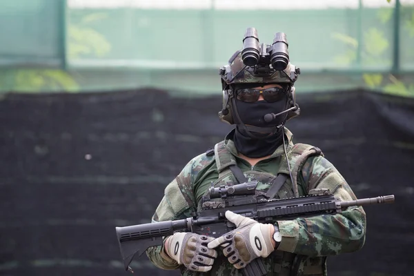 Tentara Berseragam Lengkap Dengan Senapan Mesin Dan Lengan Bersiap Siap — Stok Foto