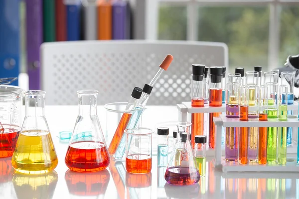 Хімічні Трубки Встановлюють Розробку Аптеку Лабораторії Зеленим Боке Через Вікна — стокове фото