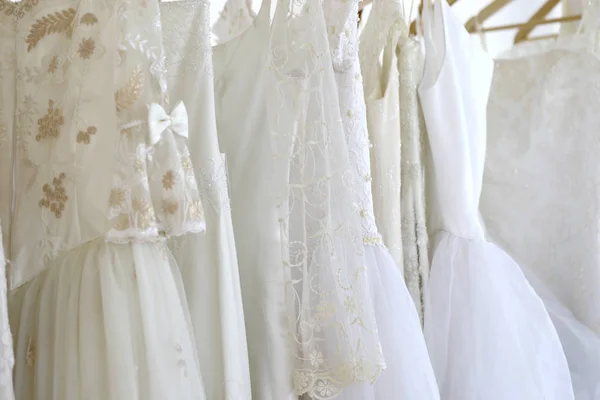 Robes Blanches Mariage Pour Mariée Pendues Dans Salle Exposition Costume — Photo