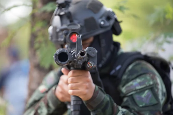 Żołnierze Pełnym Mundurze Bronią Maszynową Ramieniem Przygotowujący Się Obrony Strzelania — Zdjęcie stockowe
