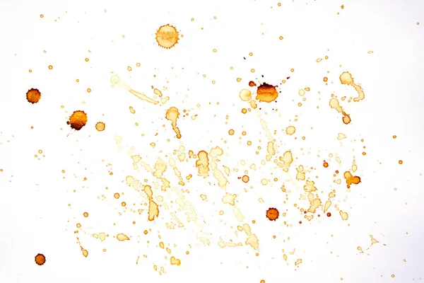 Kahve damlası ve beyaz kağıda gerçek kahve suyu sıçratır. Kahve sanatı beyaz arka planda izole olur. Aroma el boyaması - İllüstrasyon