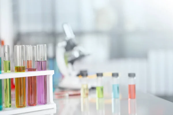 Хімічні Трубки Встановлюють Розробку Аптеку Лабораторії Зеленим Боке Через Вікна — стокове фото