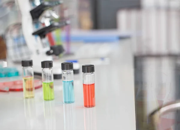 Kémiai Csövek Készlet Fejlesztés Gyógyszertár Laboratóriumi Zöld Bokeh Ablakon Keresztül — Stock Fotó