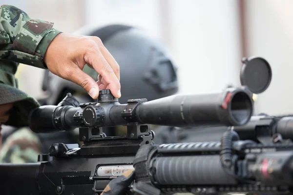 Soldados Totalmente Uniformes Con Ametralladoras Brazos Preparándose Para Protección Disparo — Foto de Stock