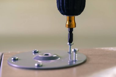 Metal çivili tornavida ve delikli metal tahta. Marangoz mekanik ile ahşap işi yapıyor.