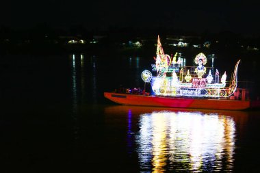 Nong Khai, Tayland - 22 Ekim 2018: Geleneksel kayan yangın tekne Mekong Nehri Wan Ok Phansa gelince ışık lamba ile gece Vassa Tay-Laos gözetilmesi son günü. 