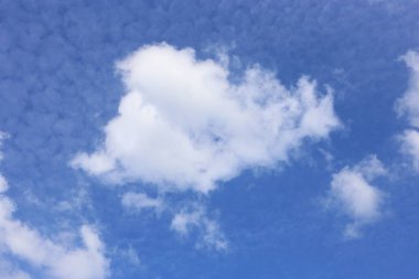 Gündüz vakti bulutlu gökyüzünün manzarası 