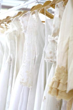 Gelin için gelinlik, düğün ya da düğün için kostüm galerisinde asılacak. Promosyon ya da parti için uzun elbiseli beyaz dantel.