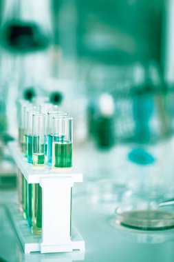 Kimyasal borular laboratuvarda geliştirme ve eczane ayarladı ve camlarda yeşil bokeh var.