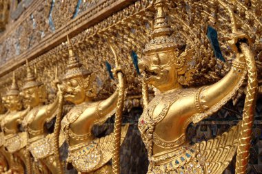 Tayland 'ın Wat Pra Kaew, Emeral Buddha Tapınağı ve Tayland' daki Grand Palance 'da geleneksel altın heykel süslemesi olarak altın kuş. Güneydoğu Asya 'nın ünlü simgesi.