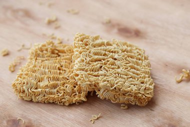 Çıtır çıtır ve kuru hazır erişte. Ahşap palette pişmemiş ve sağlıksız kurutulmuş erişte..