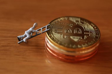 Mühendislik işçisi para kazıyor ve iş ve endüstri konsepti olarak para ile çalışıyor. Altın, gümüş, bronz madeni para ile para kazanmak için çok çalışmak gibi.