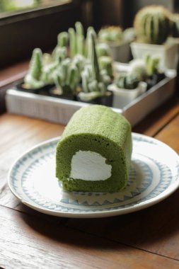 Yeşil çay rulosu, yeşil çay kibrit tatlısı, Japon tatlısı yumuşak ekmek ve kahve dükkanında tatlı kremalı.