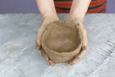 Seramik pervazlar, çömlek hamurları ıslak toprak ve yüksek sıcaklıkta ısıtılmış hamur kullanımı. Kalıba dökmek ve esrar yaratmak 3 boyutlu bir sanattır.