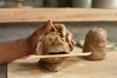 Seramik pervazlar, çömlek hamurları ıslak toprak ve yüksek sıcaklıkta ısıtılmış hamur kullanımı. Kalıba dökmek ve esrar yaratmak 3 boyutlu bir sanattır.