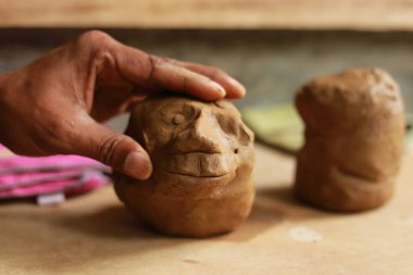 Seramik pervazlar, çömlek hamurları ıslak toprak ve yüksek sıcaklıkta ısıtılmış hamur kullanımı. Kalıba dökmek ve esrar yaratmak 3 boyutlu bir sanattır.