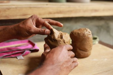 Seramik pervazlar, çömlek hamurları ıslak toprak ve yüksek sıcaklıkta ısıtılmış hamur kullanımı. Kalıba dökmek ve esrar yaratmak 3 boyutlu bir sanattır.