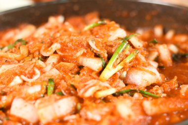 Kimçi, Kore mutfağı ünlü meze, geleneksel meze ve fermente edilmiş sebze, lahana ve turp, baharatlı ve kokulu baharatlar elma veya armut, soğan, sarımsak, zencefil, bahar, soğan ve mantar da dahil..