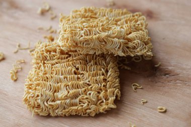 Çıtır çıtır ve kuru hazır erişte. Ahşap palette pişmemiş ve sağlıksız kurutulmuş erişte..