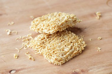 Çıtır çıtır ve kuru hazır erişte. Ahşap palette pişmemiş ve sağlıksız kurutulmuş erişte..