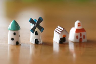 Küçük bir ev, küçük bir yel değirmeni, küçük bir kule. Minyatür bir kasaba. Köy oyuncakları gibi, ahşap zeminde.