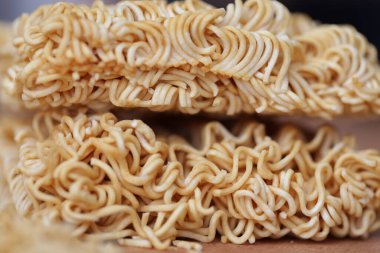 Çıtır çıtır ve kuru hazır erişte. Ahşap palette pişmemiş ve sağlıksız kurutulmuş erişte..