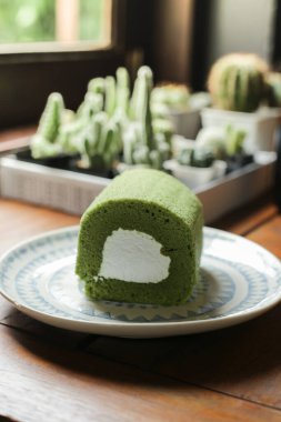 Yeşil çay rulosu, yeşil çay kibrit tatlısı, Japon tatlısı yumuşak ekmek ve kahve dükkanında tatlı kremalı.