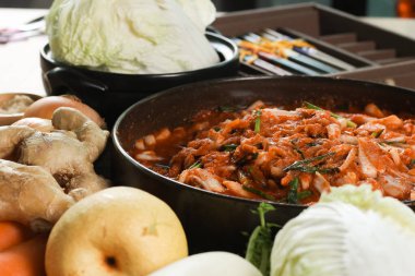 Kimchi hazırlığı. Kore mutfağının ünlü mezeleri, mayalanmış sebzeler, lahana, turp, baharatlı ve kokulu baharatlar elma, armut, soğan, sarımsak, zencefil ve taze soğan dahil.