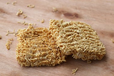 Çıtır çıtır ve kuru hazır erişte. Ahşap palette pişmemiş ve sağlıksız kurutulmuş erişte..