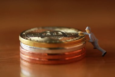 Mühendislik işçisi para kazıyor ve iş ve endüstri konsepti olarak para ile çalışıyor. Altın, gümüş, bronz madeni para ile para kazanmak için çok çalışmak gibi.