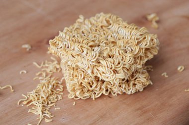 Çıtır çıtır ve kuru hazır erişte. Ahşap palette pişmemiş ve sağlıksız kurutulmuş erişte..