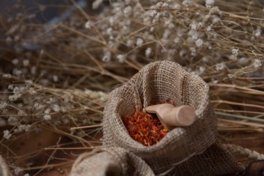 Baharatlı sos, bitkisel aroma kuru odun kesiciyle Asya yemekleri kuru tohum ve mutfak malzemeleri için renkli toz.