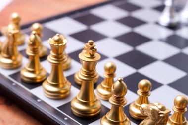 Satranç, satranç ya da birçok tip ve karakterle oynanan masa oyunu. Altın ve gümüş satranç. İş ve eğitim rekabeti. Strateji kavramı