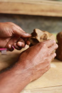 Seramik pervazlar, çömlek hamurları ıslak toprak ve yüksek sıcaklıkta ısıtılmış hamur kullanımı. Kalıba dökmek ve esrar yaratmak 3 boyutlu bir sanattır.