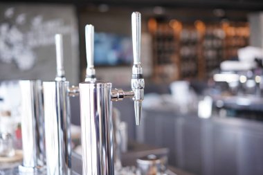 Metalik cereyan veya kuraklık bira dağıtıcısı. Alkol satışı için musluk takılı.