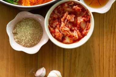 Kimchi hazırlığı. Kore mutfağının ünlü mezeleri, mayalanmış sebzeler, lahana, turp, baharatlı ve kokulu baharatlar elma, armut, soğan, sarımsak, zencefil ve taze soğan dahil.