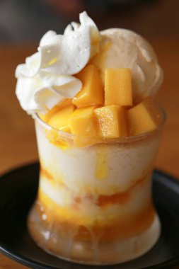 Tatlı sarı mango bingsu, modern Kore soğuk tatlısı ya da Kore dondurması. Lezzetli ve ünlü yaz tatlısı.