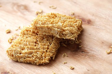 Çıtır çıtır ve kuru hazır erişte. Ahşap palette pişmemiş ve sağlıksız kurutulmuş erişte..