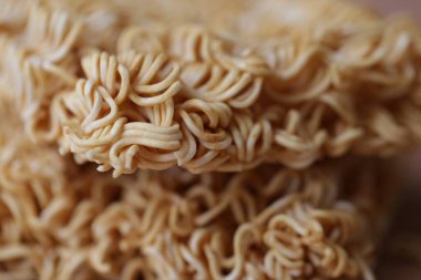 Çıtır çıtır ve kuru hazır erişte. Ahşap palette pişmemiş ve sağlıksız kurutulmuş erişte..